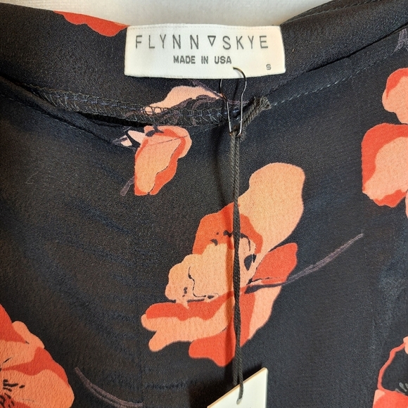 NWT Flynn Skye Black Coral Pink Floral Pants 100% Rayon Size Small - Picture 3 of 9